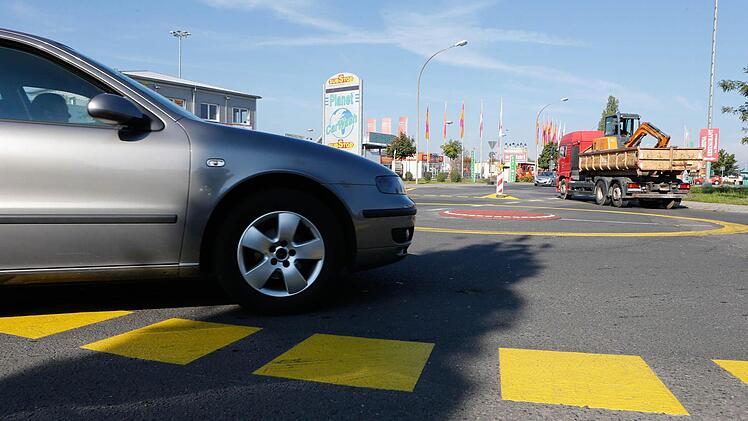 Der Kreisel könnte bleiben: Viele Autofahrer begrüßen die aktuelle Verkehrsführung im Laubanger. Foto: Matthias Hoch