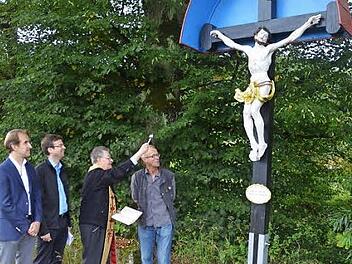 Das restaurierte Kruzifix an der Bundesstraße 85 zwischen Knellendorf und Kronach steht wieder. Foto: Karl-Heinz Hofmann