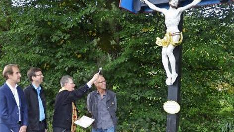Das restaurierte Kruzifix an der Bundesstraße 85 zwischen Knellendorf und Kronach steht wieder. Foto: Karl-Heinz Hofmann