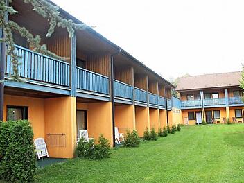 Bei der angesetzten Versteigerung geht es um die Bettenhäuser des Aparthotels in Steinwiesen.  Foto: Friedwald Schedel