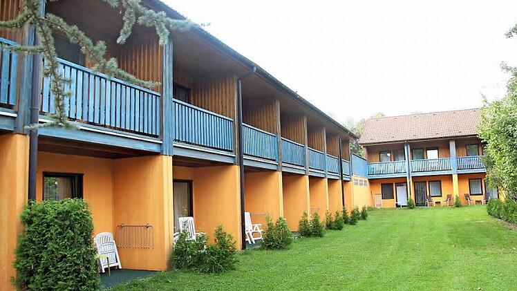 Bei der angesetzten Versteigerung geht es um die Bettenhäuser des Aparthotels in Steinwiesen.  Foto: Friedwald Schedel