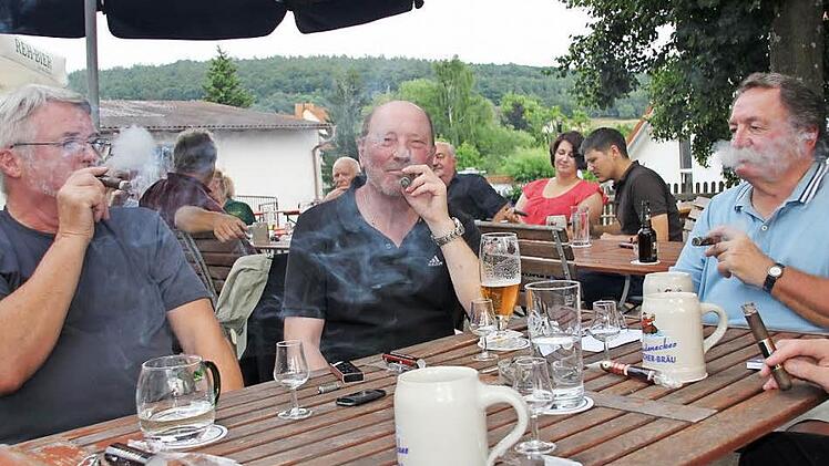 Das qualmten die Köpfe, als über den Genuss des Zigarrerauchen philosophiert wurde: Rudi Rath, Erich Opl und Toni Welsch (von links).