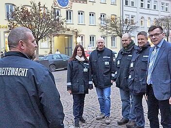 Die Sicherheitswacht passt auf öffentlichen Plätzen auf. Bürgermeister Armin Warmuth (rechts vorne) und Polizei-Chef Alfons Hausmann (rechts hinten) sind mit der Resonanz zufrieden. Foto: Arkadius Guzy