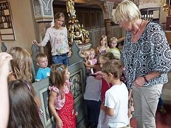 Die spielerische Schatzsuche der Kleinen des Kinderhauses Regenbogen Rugendorf in der Kirche Foto: Klaus-Peter Wulf