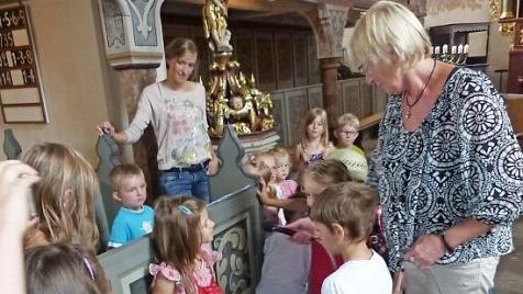 Die spielerische Schatzsuche der Kleinen des Kinderhauses Regenbogen Rugendorf in der Kirche Foto: Klaus-Peter Wulf