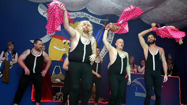 Das Beste hatten sich die Seßlacher wieder bis zum Schluss aufgehoben: Beim Auftritt der "Mauerschwälbchen" blieb kein Auge trocken. Auch Bürgermeister Martin Mittag war bei der tänzerischen Reise durch die Musikgeschichte dabei. Foto: Bettina Knauth