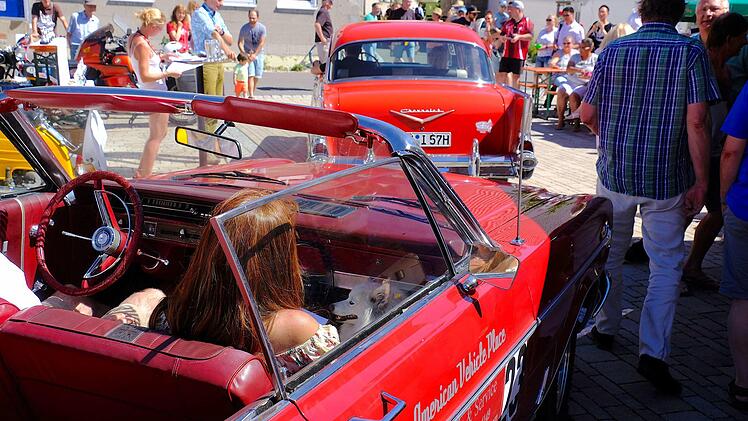 Oldtimertreffen auf Sulzthals Dorfplatz.Gerd Schaar