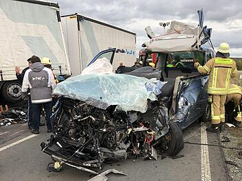 Am Freitagnachmittag verlor eine 62-J&auml;hrige bei einem schweren Unfall auf der B289 ihr Leben. Foto: News5/Fricke