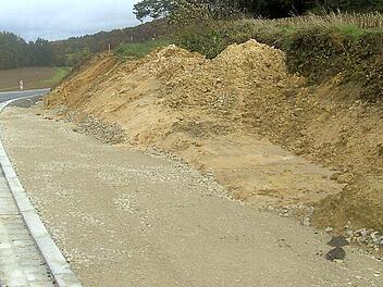 Die Zufahrt zum Wirtschaftsweg wurde weggebaggert, wird nun aber wieder hergestellt. Foto: Petra Malbrich
