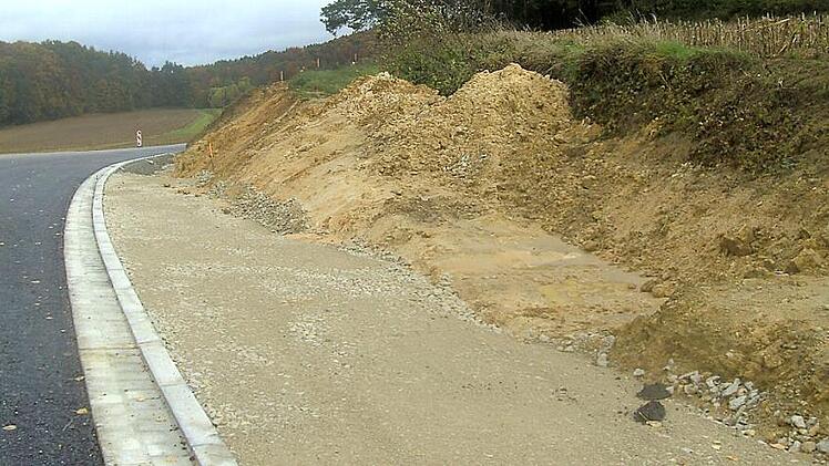Die Zufahrt zum Wirtschaftsweg wurde weggebaggert, wird nun aber wieder hergestellt. Foto: Petra Malbrich