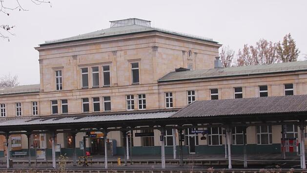 Die Deutsche Bahn AG will sich von dem  historischen Empfangsgeb&auml;ude (1874) in Bad Kissingen trennen. Foto: Benedikt Borst/Archiv