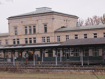 Die Deutsche Bahn AG will sich von dem  historischen Empfangsgebäude (1874) in Bad Kissingen trennen. Foto: Benedikt Borst/Archiv