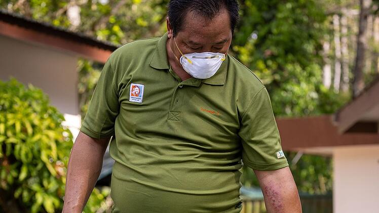 Waisenkind Addy wird von ihrem Pfleger liebevoll umsorgt. Sie bekommt Milch, Obst und ab und zu eine Unterrichtsstunde im Klettern.