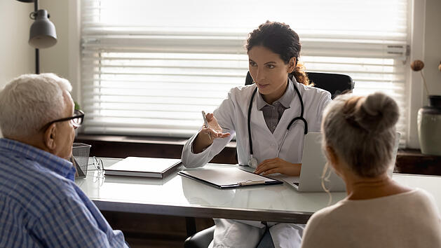 Krankenkassenkrise: Koalition will Versicherung streichen - Ehepartner betroffen