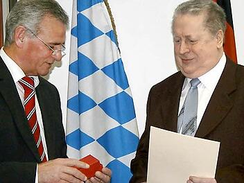 Landrat Oswald Marr (links) ehrte Klaus Kuen für 40 Jahre Dienstzeit.