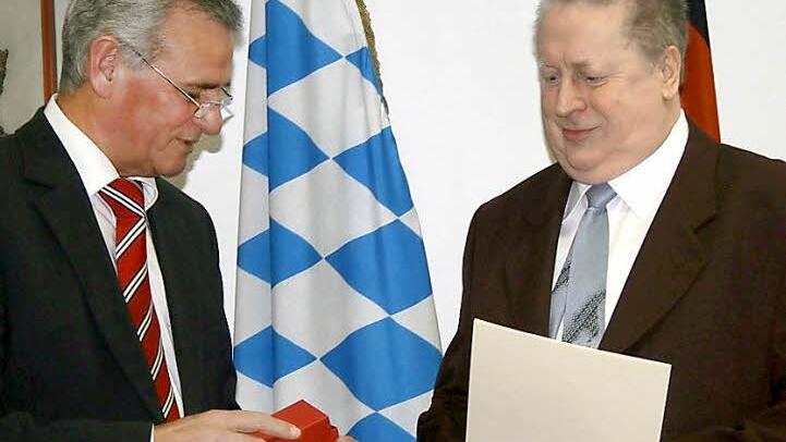 Landrat Oswald Marr (links) ehrte Klaus Kuen für 40 Jahre Dienstzeit.