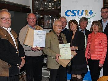 Treue Mitglieder wurden geehrt, von links Harald Gruhl und Georg Bräun (40 Jahre), Horst Arndt (55 Jahre), Georg Großkopf (30 Jahre), MdL Christa Matschl, Volker Schönbrunn (30 Jahre Mitglied), Friederike Schönbrunn und Horst Haag. Foto: Heike Reinersmann