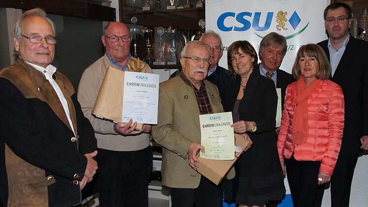 Treue Mitglieder wurden geehrt, von links Harald Gruhl und Georg Bräun (40 Jahre), Horst Arndt (55 Jahre), Georg Großkopf (30 Jahre), MdL Christa Matschl, Volker Schönbrunn (30 Jahre Mitglied), Friederike Schönbrunn und Horst Haag. Foto: Heike Reinersmann