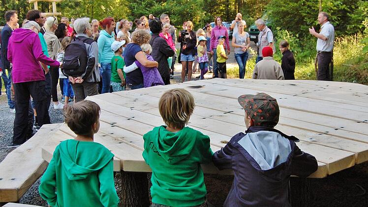 : Eine rustikale Sitzgruppe lädt am Dreikantparkplatz, dem Eingang zum neuen "Baumpfad Langewiese", zur Verschnaufpause ein.