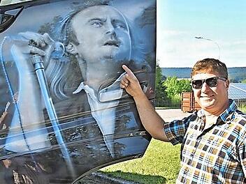 "Schau her, ich bin ein Fan von Phil Collins", sagt Sascha Fleischmann aus Küps bei Kronach, aus dessen Stereoanlage in der Kabine auch die Musik seines Lieblingskünstlers erklingt.