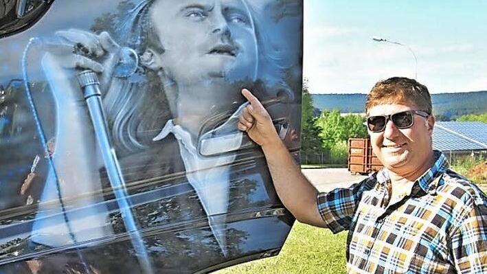 "Schau her, ich bin ein Fan von Phil Collins", sagt Sascha Fleischmann aus Küps bei Kronach, aus dessen Stereoanlage in der Kabine auch die Musik seines Lieblingskünstlers erklingt.