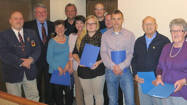 Strahlende Gesichter gab es bei der Ehrung. Im Bild von links: Thomas Kurewitz vom DLRG-Bezirk Unterfranken, Rudi Rath, Vorsitzender der DLRG-Ebern, Brigitte Brückner, Technischer Leiter Andreas Mölter , Claudia Ernst, Lea Schmitt, Technischer Leiter Stefan Rose , Rainer Kaffer, der Vereinsbeauftragte der Stadt Ebern, Matthias Schwarz, Hermann Lohm und Käthe Lohm. Foto: privat