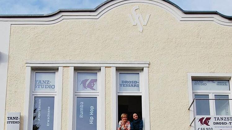 30 Jahre Tanzschule Drosd-Tessari in der Groppstraße: im Fenster Barbara Drosd-Tessari (links) mit Tochter Carina  Foto: Sigismund von Dobschütz