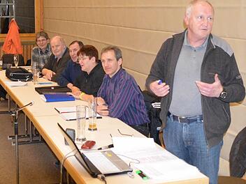 Die Funktionärsriege in Burglauer mit (von rechts) Michael Ritter (Kreisspielleiter), Peter Schmitt (Spielgruppenleiter), Ruth Müller (Damen - und Mädchenbeauftragte), Rudolf Ressel (Vorsitzender Kreissportgericht), Rainer Lochmüller (Kreisjuniorenleiter) und Klaus Eisenmann (Kreisehrenamtsbeauftragter). Foto: Balthasar