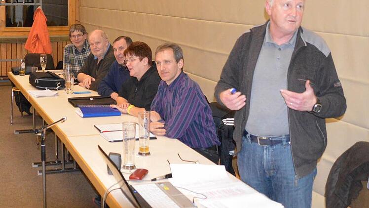 Die Funktionärsriege in Burglauer mit (von rechts) Michael Ritter (Kreisspielleiter), Peter Schmitt (Spielgruppenleiter), Ruth Müller (Damen - und Mädchenbeauftragte), Rudolf Ressel (Vorsitzender Kreissportgericht), Rainer Lochmüller (Kreisjuniorenleiter) und Klaus Eisenmann (Kreisehrenamtsbeauftragter). Foto: Balthasar