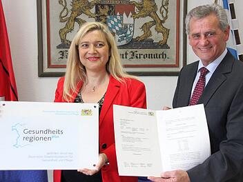 Landrat Oswald Marr nahm freudestrahlend den Förderbescheid über 228 000 Euro von Staatsministerin Melanie Huml entgegen.  Foto: Friedwald Schedel