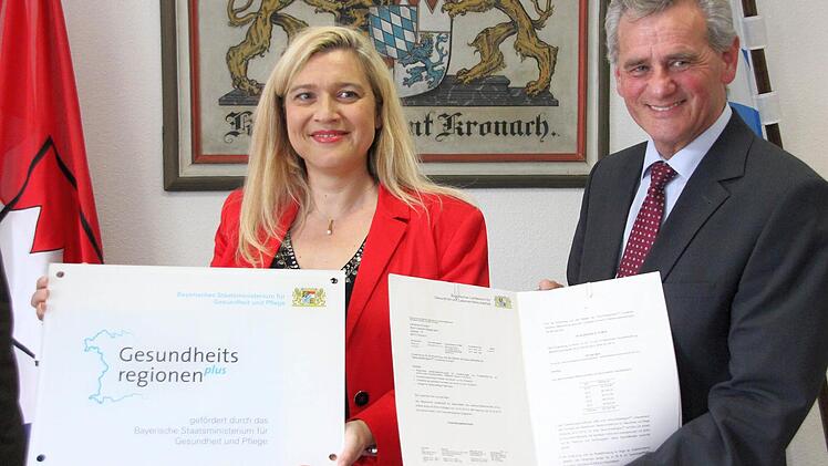 Landrat Oswald Marr nahm freudestrahlend den Förderbescheid über 228 000 Euro von Staatsministerin Melanie Huml entgegen.  Foto: Friedwald Schedel