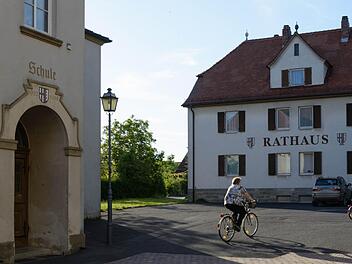 Der Schul- und Kirchhof in Rannungen soll neu gestaltet werden. Hierzu wurden dem Gemeinderat die neuesten Infos vorgetragen. Foto: Björn Hein