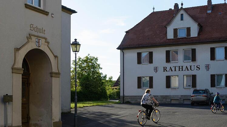 Der Schul- und Kirchhof in Rannungen soll neu gestaltet werden. Hierzu wurden dem Gemeinderat die neuesten Infos vorgetragen. Foto: Björn Hein