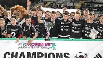 Die U16-Mannschaft des FC Coburg mit ihren Trainer Markus Fischer (links) und Sebastian Hammerschmidt (rechts) triumphierten beim 30. Adria Football Cup im italienischen Rimini ganz souver&auml;n. Fotos: privat