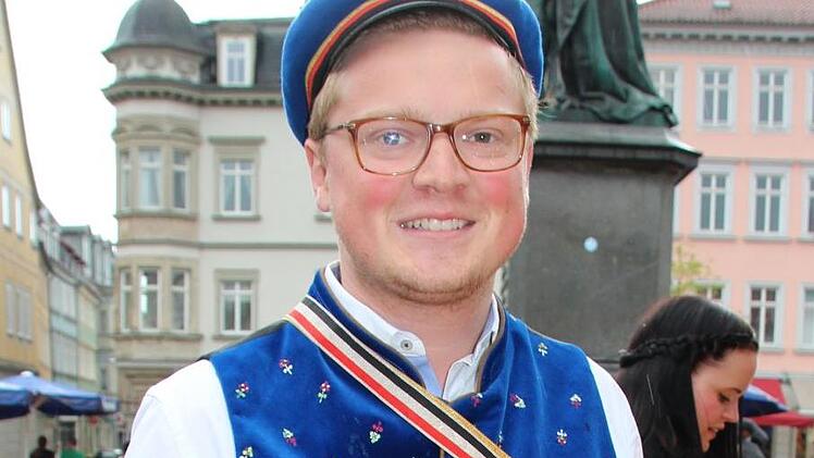 Impressionen vom nassen Marktfest: Maximilian Forkel (Junge Coburger) als wetterfester Stadtrat.Foto: Oliver Schmidt