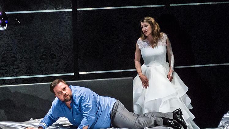 Liebesdrama auf der Opernbühne: Judith Kuhn sang die Titelpartie in der Neuinszenierung von "Rusalka" am Landestheater Coburg. Als PRinz gastierte Mirko Roschkowski.Foto: Jochen Berger