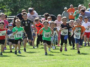 Die "Bambini" eiferten den Großen nach und gingen in Wülflingen zahlreich an den Start.  Fotos: Günther Geiling