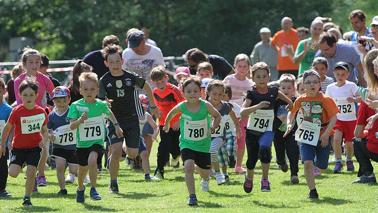 Die "Bambini" eiferten den Großen nach und gingen in Wülflingen zahlreich an den Start.  Fotos: Günther Geiling