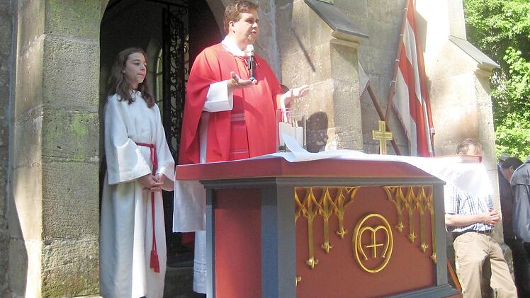 Einen beeindruckenden Gottesdienst zelebrierte Dekan Detlef Pötzl.
