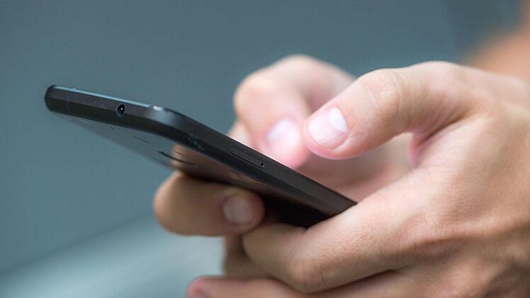 Texte tippen auf dem Handy erfordert Übung - sonst spielt die Autovervollständigung dem Nutzer gerne mal einen Streich. Foto: Andrea Warnecke/dpa