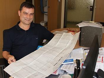 Der stellvertretende Stimmkreis-Wahlleiter Klaus Plescher mit dem Wahlzettel für die Landtagswahl. Foto: Ralf Ruppert