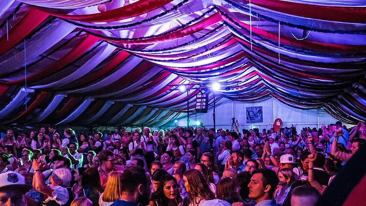 Beste Stimmung im Festzelt: Die Original Prinz Albert Blasmusik spielte beim "Oktopafest" auf dem Coburger Schlossplatz.Foto: Jochen Berger