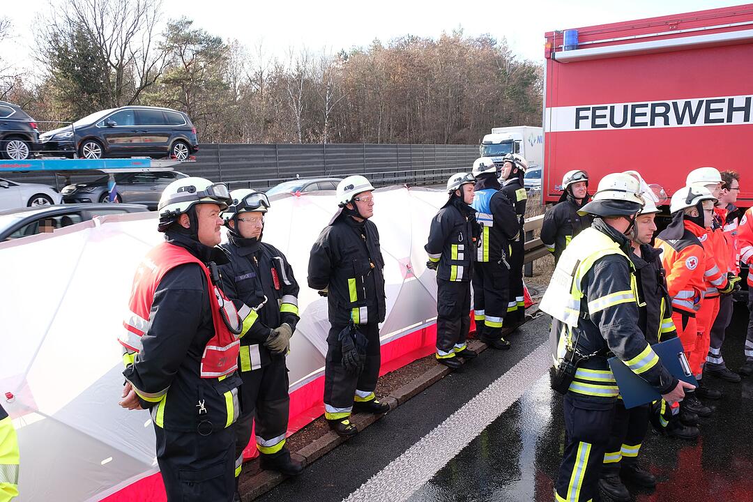 Mehrere Lastwagen kollidieren auf der A3 bei Erlangen