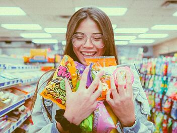 Schokolade, Gummibärchen und Co. werden ausgerechnet in der Weihnachtszeit teurer. Doch die Supermärkte haben einen bestimmten Grund, die Preise zu erhöhen. Symbolbild: frankie cordoba/ Unsplash