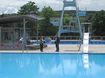 Geschäftsführerin der Stadtwerke, Anja Binder (l.) und Bäderbetriebsleiter Edgar Beck bei der Vorbereitung zur Öffnund des Schwimmbades am Dienstag, 1. Juni.