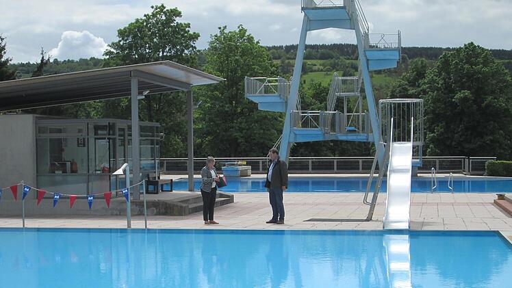 Geschäftsführerin der Stadtwerke, Anja Binder (l.) und Bäderbetriebsleiter Edgar Beck bei der Vorbereitung zur Öffnund des Schwimmbades am Dienstag, 1. Juni.