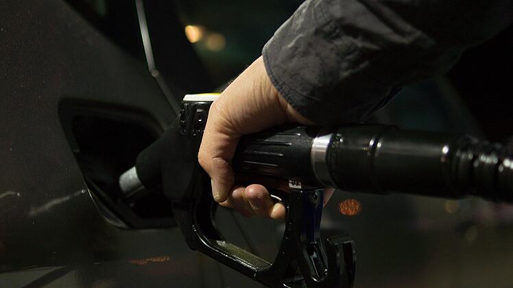 Der Sprit wird immer teurer. Damals hat ein Sonntagsfahrverbot und ein temporäres Tempolimit Abhilfe schaffen können. Wäre das auch heute eine Option?
