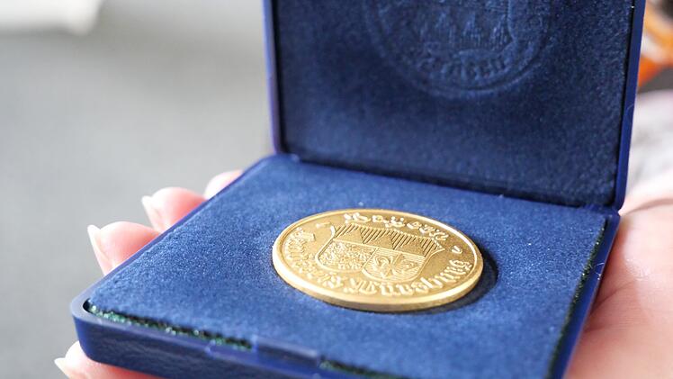 W&uuml;rzburg: Landkreis vergibt erste Goldene Verdienstmedaille - an ehemaligen Kommunalunternehmens-Vorstand