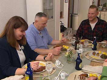 Nicole und Thomas bestaunen Tobis Grünkohl mit Pinkel.