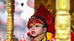 Lebende G&ouml;ttin Kumari  bei einem Festival